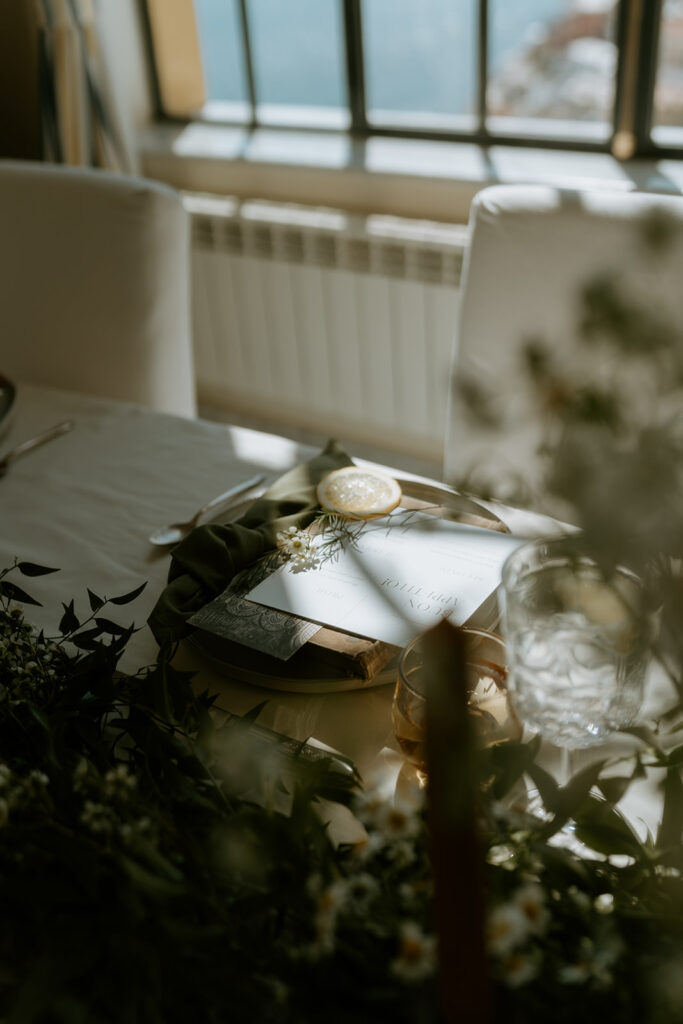 Lemon-themed table settings, adding a pop of yellow to the elegant wedding decor.